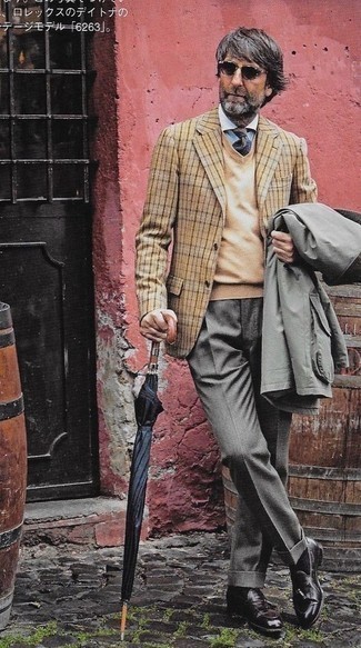 40 Jährige: Welche Sakkos mit dunkelgrauer Feldjacke zu tragen – 1 Herren Outfits: Kombinieren Sie eine dunkelgraue Feldjacke mit einem Sakko für Ihren Bürojob. Entscheiden Sie sich für dunkelbraunen Leder Slipper mit Quasten, um Ihr Modebewusstsein zu zeigen.