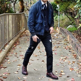 Dunkelblaue Strickjacke kombinieren – 500+ Herren Outfits: Kombinieren Sie eine dunkelblaue Strickjacke mit schwarzen Jeans mit Destroyed-Effekten für einen entspannten Wochenend-Look. Fühlen Sie sich ideenreich? Wählen Sie eine dunkelrote Lederfreizeitstiefel.