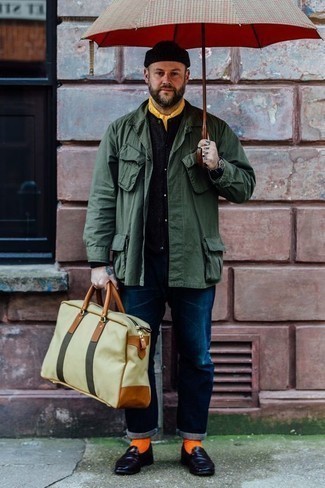 Senf Schal kombinieren – 77 Herren Outfits: Für ein bequemes Couch-Outfit, kombinieren Sie eine dunkelgrüne Feldjacke mit einem senf Schal. Vervollständigen Sie Ihr Outfit mit schwarzen Leder Slippern, um Ihr Modebewusstsein zu zeigen.