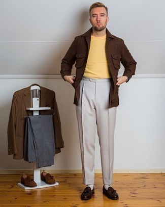 Wie Anzughose mit Slipper mit Quasten zu kombinieren – 257 Smart-Casual Herren Outfits: Kombinieren Sie eine dunkelbraune Feldjacke mit einer Anzughose für einen stilvollen, eleganten Look. Slipper mit Quasten sind eine gute Wahl, um dieses Outfit zu vervollständigen.