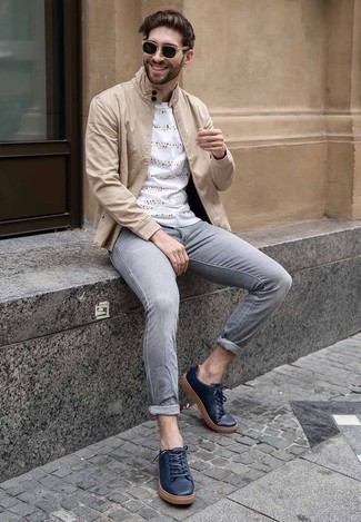 Beige Feldjacke kombinieren – 133 Herren Outfits: Kombinieren Sie eine beige Feldjacke mit grauen Jeans für einen bequemen Alltags-Look. Dunkelblaue Leder niedrige Sneakers sind eine großartige Wahl, um dieses Outfit zu vervollständigen.