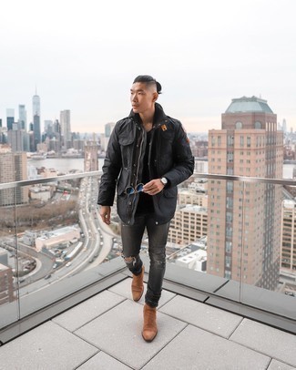 Braune Chelsea Boots kombinieren – 1200+ Herren Outfits: Eine schwarze Feldjacke und dunkelgraue Jeans mit Destroyed-Effekten sind das Outfit Ihrer Wahl für faule Tage. Vervollständigen Sie Ihr Outfit mit braunen Chelsea Boots, um Ihr Modebewusstsein zu zeigen.