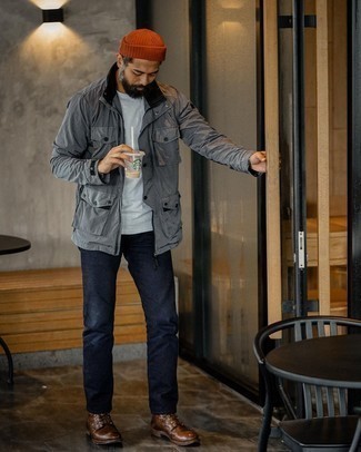 Dunkelgraue Feldjacke kombinieren – 57 Herren Outfits: Entscheiden Sie sich für eine dunkelgraue Feldjacke und dunkelblauen Jeans, um mühelos alles zu meistern, was auch immer der Tag bringen mag. Fühlen Sie sich ideenreich? Wählen Sie eine dunkelbraune Lederfreizeitstiefel.