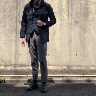 Feldjacke kombinieren – 973+ Herren Outfits: Kombinieren Sie eine Feldjacke mit einer grauen Anzughose für eine klassischen und verfeinerte Silhouette. Komplettieren Sie Ihr Outfit mit schwarzen Leder Oxford Schuhen, um Ihr Modebewusstsein zu zeigen.