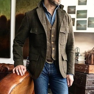 Braune Feldjacke kombinieren – 126 Herren Outfits: Die Kombination von einer braunen Feldjacke und blauen engen Jeans erlaubt es Ihnen, Ihren Freizeitstil klar und einfach zu halten.