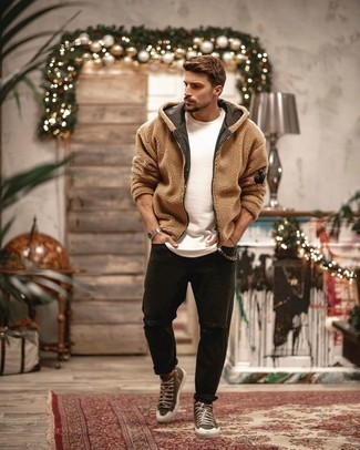 Fleece-Pullover mit einem Kapuze kombinieren – 15 Lässige Herren Outfits