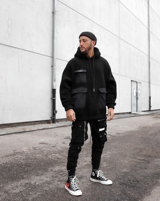 Fleece-Pullover mit einem Kapuze kombinieren – 15 Lässige Herren Outfits