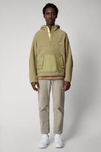 Fleece-Pullover mit einem Kapuze kombinieren – 15 Lässige Herren Outfits