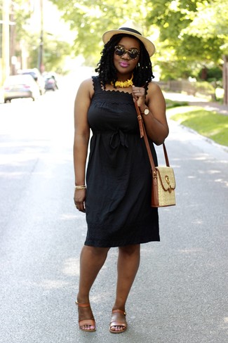 Schwarzes Folklore Kleid kombinieren – 9 Damen Outfits: Tragen Sie ein schwarzes Folklore Kleid, um einen tollen ultralässigen City-Look zu zaubern. Fühlen Sie sich mutig? Ergänzen Sie Ihr Outfit mit beige flachen Sandalen aus Leder.