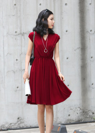 Rotes Freizeitkleid mit Falten kombinieren – 2 Damen Outfits: Erwägen Sie das Tragen von einem roten Freizeitkleid mit Falten für einen wunderbaren Freizeit-Look.