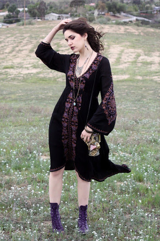 schwarzes besticktes Freizeitkleid, lila flache Stiefel mit einer Schnürung aus Leder, silberne Halskette, silberne Ohrringe für Damen