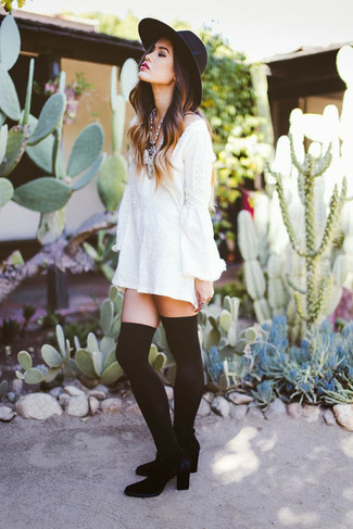 Teenager: Smart-Casual Outfits Damen 2024: Tragen Sie ein weißes Freizeitkleid, um einen coolen entspannten City-Look zu erhalten. Ergänzen Sie Ihr Outfit mit schwarzen overknee stiefeln aus samt, um Ihr Modebewusstsein zu zeigen.
