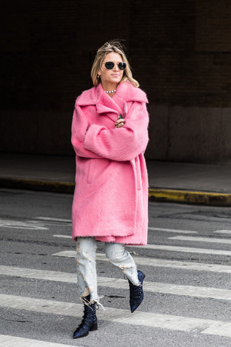 Rosa Oberbekleidung kombinieren – 306 Damen Outfits: Probieren Sie die Kombi aus einer rosa Oberbekleidung und hellblauen Jeans mit Destroyed-Effekten, um ein auffälliges, lockeres Outfit zu kreieren, der in der Garderobe der Frau nicht fehlen darf. Dieses Outfit passt hervorragend zusammen mit dunkelblauen Satin Stiefeletten.