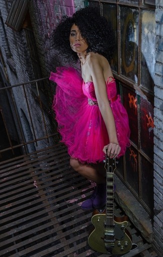 Rosa Kleid kombinieren – 266 Damen Outfits: Erwägen Sie das Tragen von einem rosa Kleid für einen stilsicheren, raffinierten Casual-Look. Fühlen Sie sich ideenreich? Vervollständigen Sie Ihr Outfit mit lila flache Stiefel mit einer Schnürung aus Wildleder.