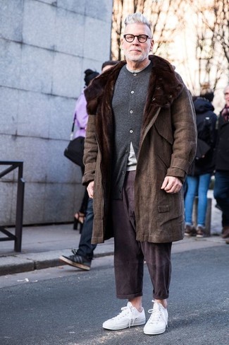 50 Jährige: Wie Mantel mit einem Pelzkragen mit Chinohose zu kombinieren – 3 Herren Outfits