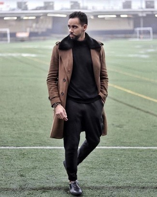 Wie Mantel mit einem Pelzkragen mit Chinohose zu kombinieren – 33 Herren Outfits