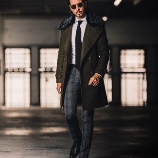 Wie Mantel mit einem Pelzkragen mit Chinohose zu kombinieren – 33 Herren Outfits
