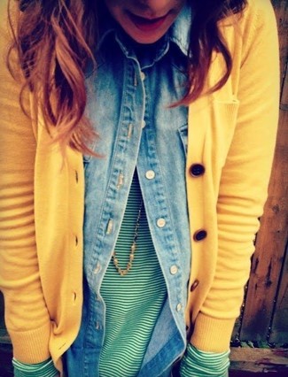 Senf Strickjacke kombinieren – 26 Damen Outfits: Mit dieser Kombination aus einer senf Strickjacke und einem hellblauen Jeanshemd werden Sie die ideale Balance zwischen schlichtem Alltags-Look und modernem Schick schaffen.