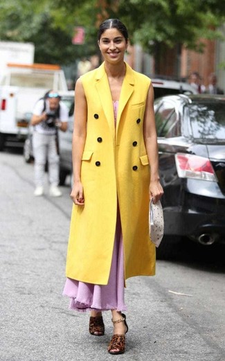 Gelbe Oberbekleidung kombinieren – 163 Damen Outfits: Entscheiden Sie sich für einen mühelosen Casual-Look mit einer gelben Oberbekleidung und einem rosa Maxikleid. Dunkelbraune Leder Sandaletten mit Leopardenmuster sind eine gute Wahl, um dieses Outfit zu vervollständigen.