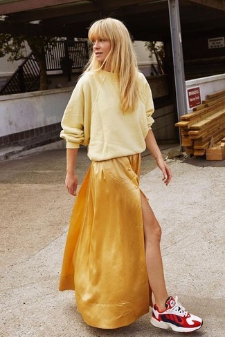 Goldenes Maxikleid kombinieren – 32 Damen Outfits: Die Kombination aus einem goldenen Maxikleid und einem gelben Oversize Pullover schafft die ideale Balance zwischen legerem Trend-Look und modernem Aussehen. Fühlen Sie sich mutig? Entscheiden Sie sich für roten Sportschuhe.