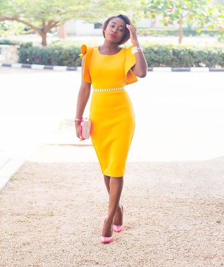 Fuchsia Leder Pumps kombinieren – 107 Damen Outfits: Sie möchten Ihren Casual-Stil perfektionieren? Wahlen Sie ein gelbes Etuikleid. Fuchsia Leder Pumps sind eine kluge Wahl, um dieses Outfit zu vervollständigen.