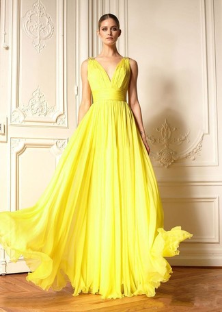 Gelbes Ballkleid mit Falten kombinieren – 3 Elegante Damen Outfits: Um eine schöne Silhouette zu formen, erwägen Sie das Tragen von einem gelben Ballkleid mit Falten.