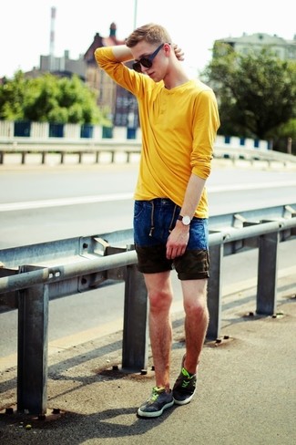 Jeansshorts kombinieren – 449 Sommer Herren Outfits: Entscheiden Sie sich für ein gelbes Langarmshirt mit einer Knopfleiste und Jeansshorts für ein Alltagsoutfit, das Charakter und Persönlichkeit ausstrahlt. Vervollständigen Sie Ihr Look mit dunkelgrauen Camouflage niedrigen Sneakers. Schon ergibt sich ein stylisches Sommer-Outfit.