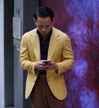 Senf Sakko kombinieren – 108 Herren Outfits: Kombinieren Sie ein senf Sakko mit einer braunen Anzughose, um vor Klasse und Perfektion zu strotzen.