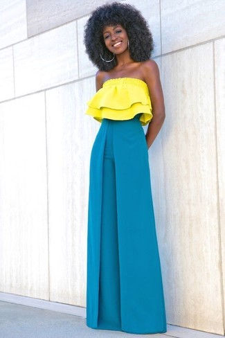 Hellblaue weite Hose kombinieren – 20 Damen Outfits: Ein gelbes schulterfreies Oberteil mit Rüschen und eine hellblaue weite Hose sind sehr gut geeignet, um einen perfekten Casual-Look zu kreieren.
