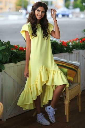 gelbes schwingendes Kleid mit Rüschen, weiße hohe Sneakers für Damen