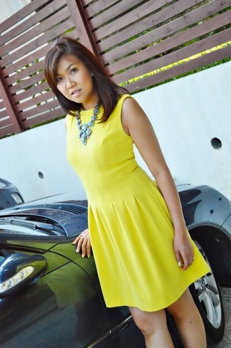 Blaue Halskette kombinieren – 28 Damen Outfits: Tragen Sie ein gelbes Skaterkleid zu einer blauen Halskette, um einen stilsicheren Alltags-Look zu erzielen.
