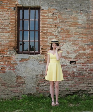 Keilsandaletten kombinieren – 285 Damen Outfits: Geben Sie den perfekten Freizeit-Stil ab in einem gelben Skaterkleid. Dieses Outfit passt hervorragend zusammen mit Keilsandaletten.