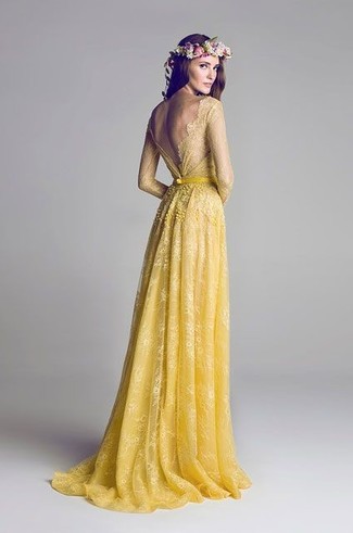 Gelbes Ballkleid kombinieren – 37 Damen Outfits: Entscheiden Sie sich für ein gelbes Ballkleid für eine zeitlose und elegante Silhouette.