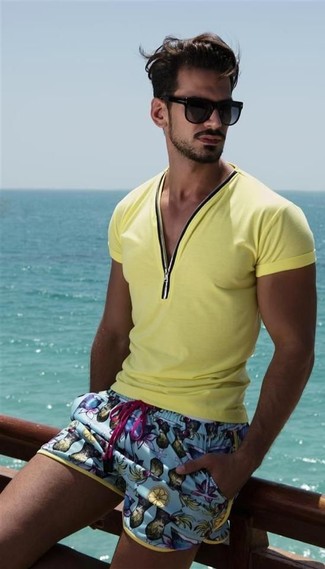 30 Jährige: Schwarze Sonnenbrille kombinieren – 453 Herren Outfits heiß Wetter: Entscheiden Sie sich für Komfort in einem gelben T-Shirt mit einem V-Ausschnitt und einer schwarzen Sonnenbrille.