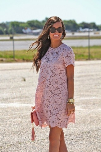 Fuchsia Leder Clutch kombinieren – 94 Damen Outfits: Diese Kombination aus einem rosa gerade geschnittenem Kleid aus Spitze und einer fuchsia Leder Clutch schafft die ideale Balance zwischen einfachem Tomboy-Look und modernem Schick.