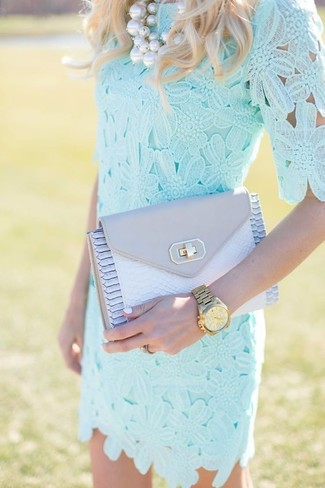 Weiße Perlenkette kombinieren – 87 Damen Outfits: Möchten Sie einen stilsicheren Freizeit-Look kreieren, ist diese Kombination aus einem hellblauen gerade geschnittenem Kleid aus Spitze und einer weißen Perlenkette Ihre Wahl.