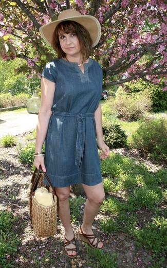blaues gerade geschnittenes Kleid aus Jeans von Love Moschino