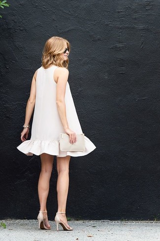 weißes gerade geschnittenes Kleid mit Rüschen von Calvin Klein 205W39nyc