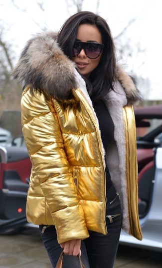 Goldene Oberbekleidung kombinieren – 163 Damen Outfits: Wenn Sie einen super entspannten Look erreichen möchten, kombinieren Sie eine goldene Oberbekleidung mit dunkelgrauen engen Jeans.