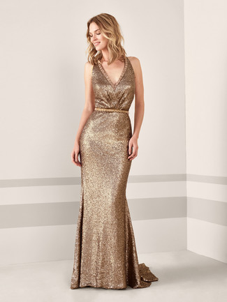 Goldenes Ballkleid kombinieren – 37 Elegante Damen Outfits: Um eine harmonische Silhouette zu kreieren, wahlen Sie ein goldenes Ballkleid.