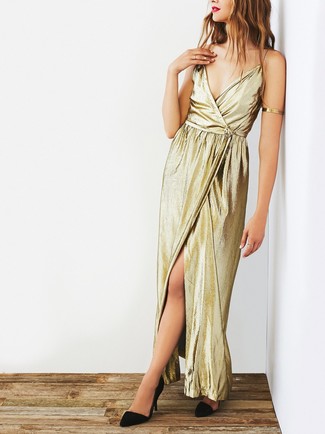 Goldenes Maxikleid kombinieren – 32 Damen Outfits: Entscheiden Sie sich für ein goldenes Maxikleid, um einen super entspannten City-Look zu zaubern. Schwarze Wildleder Pumps sind eine großartige Wahl, um dieses Outfit zu vervollständigen.