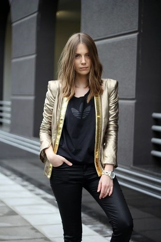 goldenes Sakko, schwarzes bedrucktes T-Shirt mit einem Rundhalsausschnitt, schwarze Leder enge Jeans für Damen