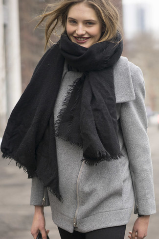 Schwarzen Schal kombinieren – 74 Smart-Casual Damen Outfits kühl Wetter: Geben Sie den ultimativen Alltags-Look ab in einer grauen Bikerjacke und einem schwarzen Schal.