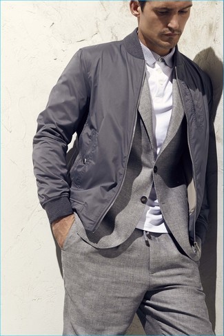 Dunkelgraue Bomberjacke kombinieren – 243 Herren Outfits: Erwägen Sie das Tragen von einer dunkelgrauen Bomberjacke und einem grauen Anzug für einen stilvollen, eleganten Look.