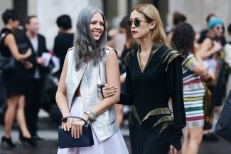 Dunkelgraue Lederweste kombinieren – 4 Damen Outfits: Für einen bequemen Trend-Look, entscheiden Sie sich für eine dunkelgraue Lederweste und einen weißen Skaterrock.