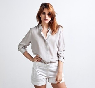 Dunkelgraue Bluse kombinieren – 119 Damen Outfits: Entscheiden Sie sich für einen glamurösen Alltags-Look mit einer dunkelgrauen Bluse und weißen Shorts.