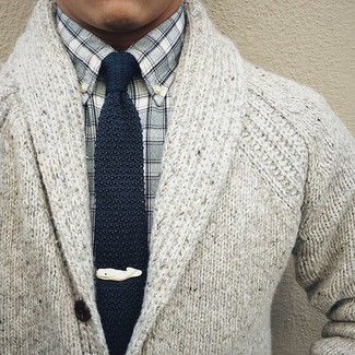 Langarmhemd mit Vichy-Muster kombinieren – 500+ Herren Outfits: Kombinieren Sie ein Langarmhemd mit Vichy-Muster mit einer grauen Strick Strickjacke mit einem Schalkragen für ein großartiges Wochenend-Outfit.