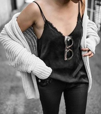 Schwarze enge Jeans aus Leder kombinieren – 153 Damen Outfits: Möchten Sie einen mühelosen Alltags-Look schaffen, ist diese Kombi aus einer grauen Strick Strickjacke mit einer offenen Front und schwarzen engen Jeans aus Leder ganz hervorragend.