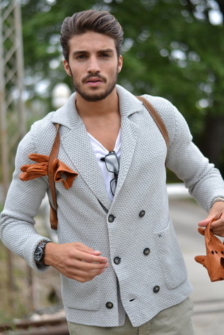 Graue Strickjacke kombinieren – 217 Casual Herren Outfits: Kombinieren Sie eine graue Strickjacke mit einer grauen Chinohose, um einen lockeren, aber dennoch stylischen Look zu erhalten.