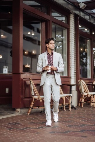 Dunkelrotes Businesshemd kombinieren – 109 Herren Outfits: Geben Sie den bestmöglichen Look ab in einem dunkelroten Businesshemd und einem grauen Anzug. Fühlen Sie sich ideenreich? Ergänzen Sie Ihr Outfit mit weißen Segeltuch niedrigen Sneakers.